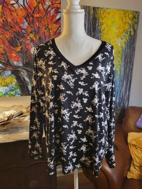 Black Floral V-Neck Long Sleeve Tee